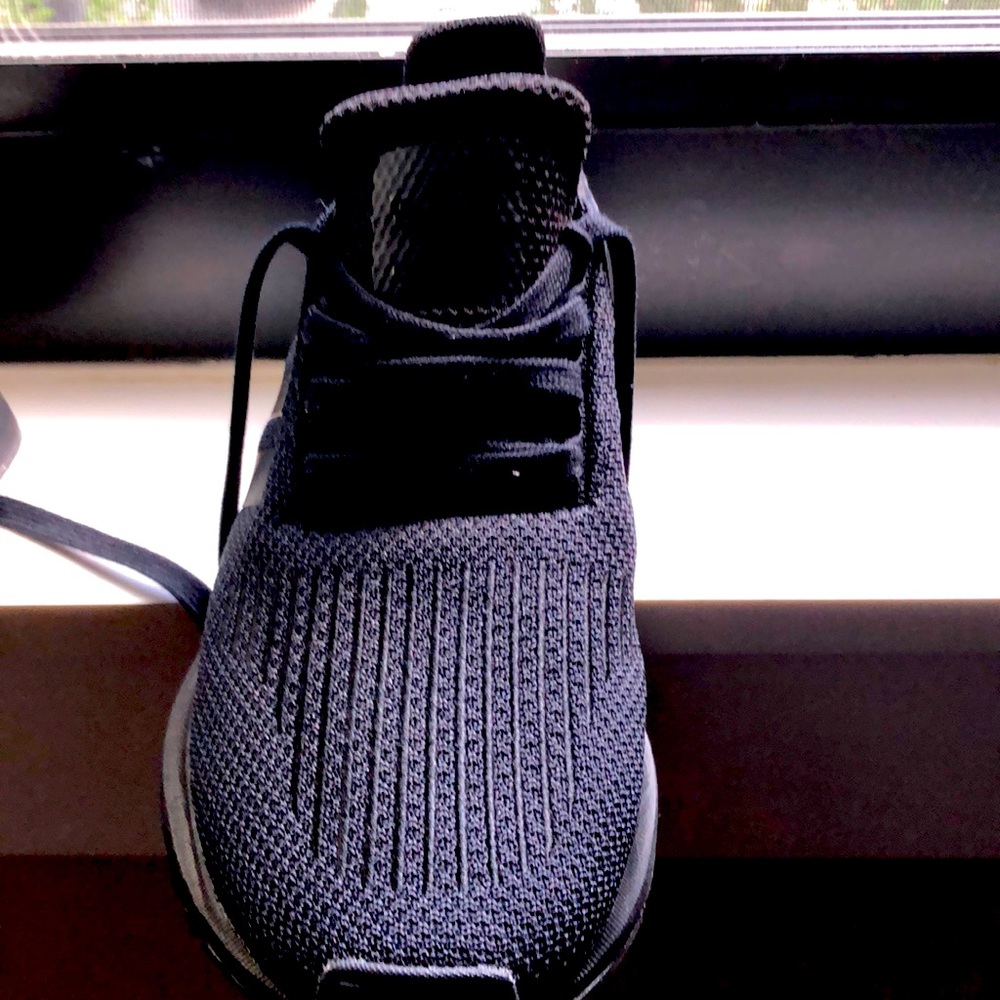 Adidas woman black on black no tong sneaker size 8 worn 1x